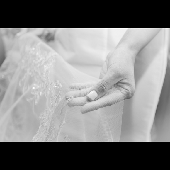 Wedding gown, flower belt accessory, veil - Picture 4 of 7